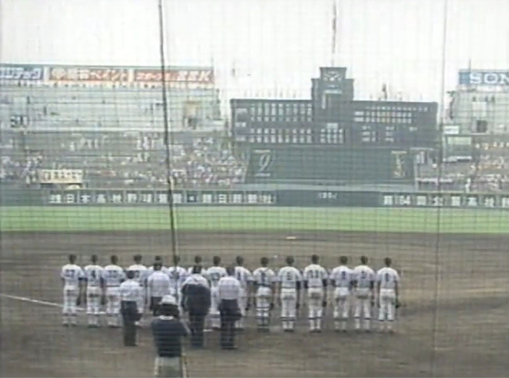 高校野球の聖地「甲子園」で校歌を斉唱する熊高野球部の皆さん（昭和57年夏の甲子園　熊谷対南部）