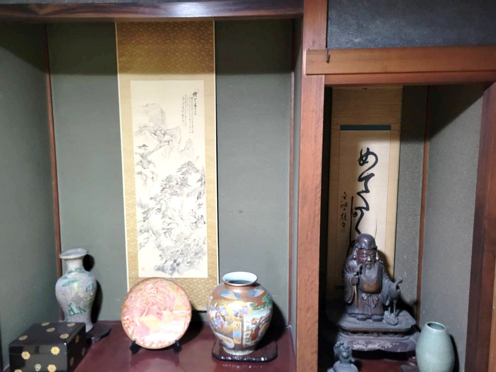 右手の寿老人像の奥に見える書が、金井之恭による「めでたくかしく」です。(戸谷八商店蔵)