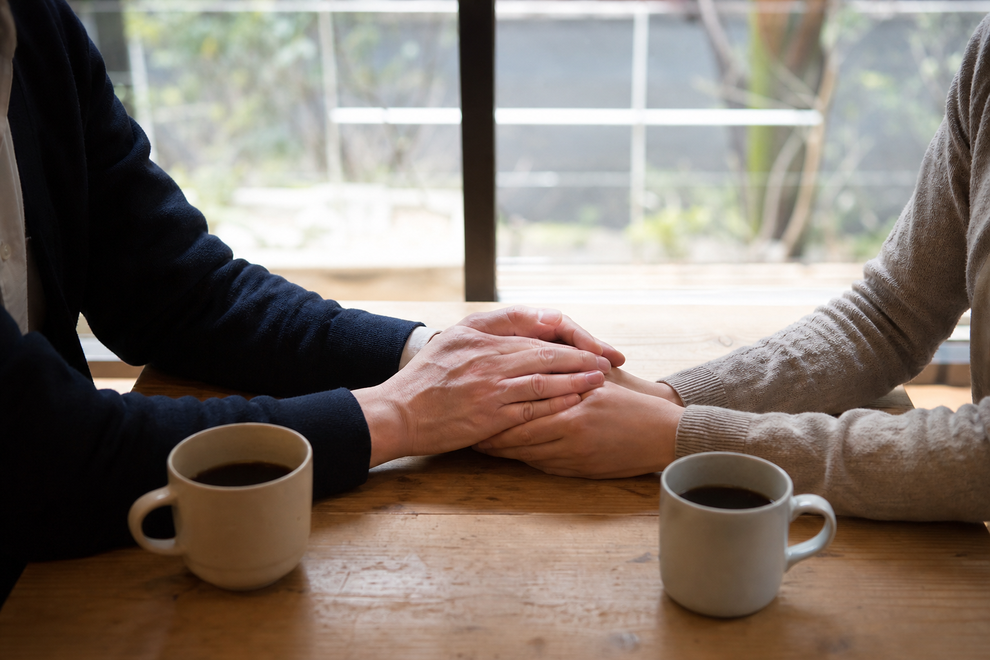 カフェで結婚へ進む意思を確かめ合う二人の手元