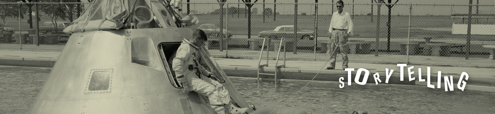 Ein Bild von einem vermeintliche Astronauten der in einem Pool gelandet ist, ein anderer Mann wirft ihm ein Seil zur Rettung hinüber auf dem Bild stehht das Wort Storytelling