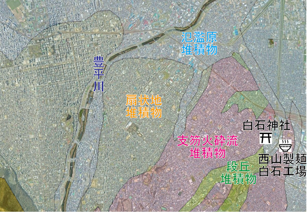 札幌の地質。白石神社、西山製麺はピンク色で示した支笏火砕流堆積物からなる月寒丘陵の突端に位置していることがわかる。（産業技術総合研究所シームレス地質図をもとに作成）