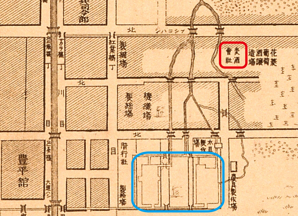 明治24年札幌市街之図。麦酒会社（赤枠）の前にはフシコサッポロ川が流れ、南側には貯木場（青枠）と木材加工所があった（札幌市公文書館所蔵）