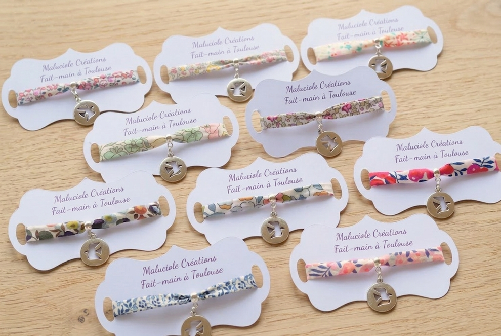 Si vous cherchez un cadeau plus délicat, le bracelet en tissu Liberty est une option idéale. Léger, féminin et intemporel, il peut être agrémenté de breloques symboliques comme :  une croix une colombe