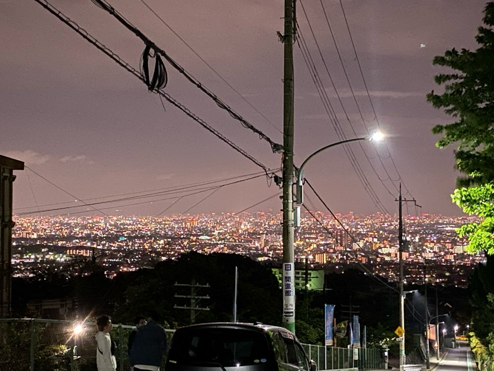 高校の門からの夜景