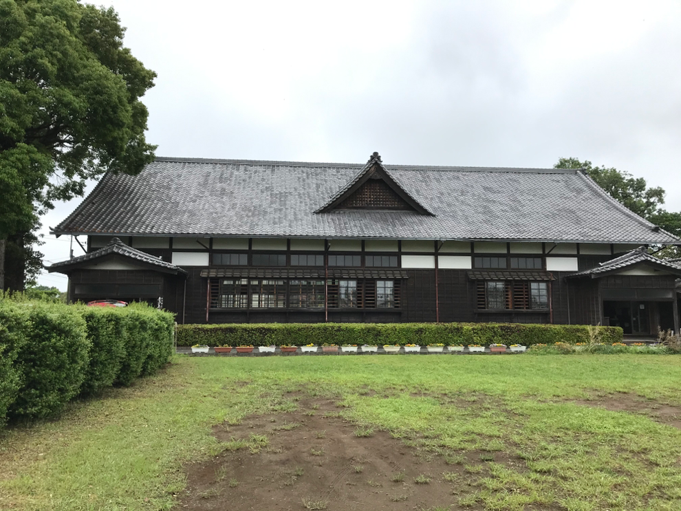 旧印南小学校の講堂で始まった剣友会。老朽化で取り壊された後に建設された佐倉市青少年体育館は佐倉高校の武道場を移築したものです。現在は臼井南中剣道場で稽古しています。