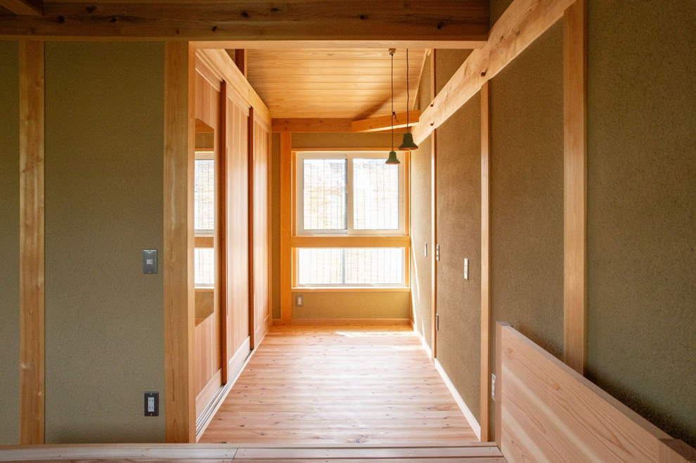 書斎。仕上げも土壁とし、土に包まれるような落ち着いた空間で、集中して作業に取り組めます。