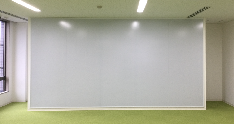 アクティブホワイトウォール の写真です。 ICT対応ワイトボードの専門販売商社　株式会社アイギアオイ
