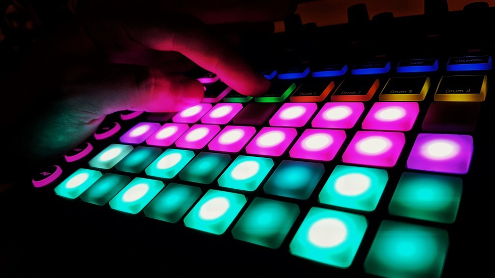 電子音楽ジャンル、電子音楽作り方、日本、電子音楽、電子歴史、電子楽譜、電子世界、電子おすすめ、アナログとは、アナログゲーム、アナログシンセおすすめ、アナログシンセ自作、アナログシンセ音作り、アナログシンセとは、アナログシンセ入門、アナログデジタル、アナログシンセ中古