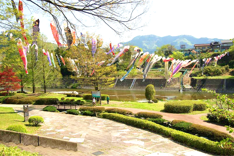 神流川水辺公園こいのぼり（こいのぼりはゴールデンウイーク中に見ることができます。）