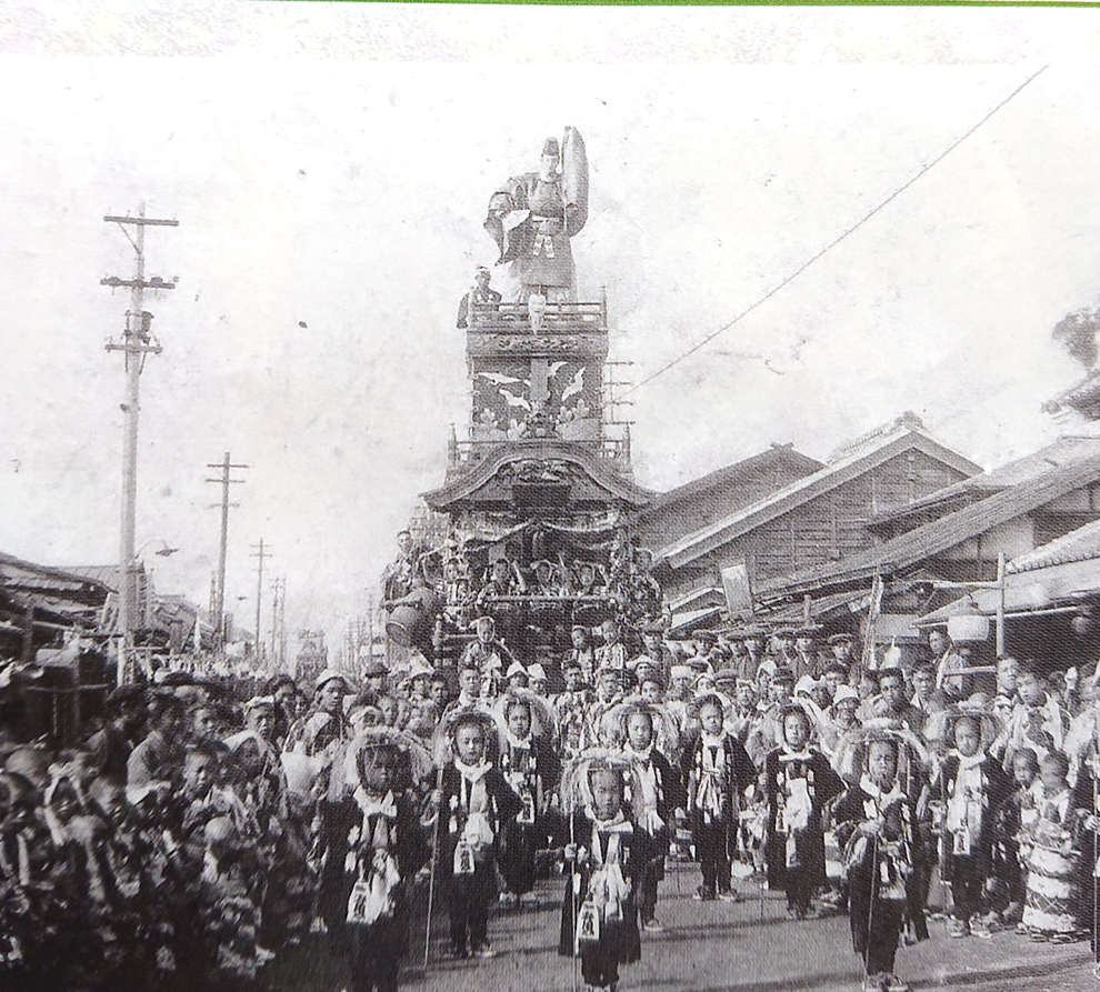 本町の山車「翁」　※明治28年（1895年）、日清戦争の凱旋記念に山車と人形を「浪花屋七郎兵衛」から購入。人形は「からくり人形師」の「竹田近江大掾藤原縫之助清兼」が「翁」を製作。