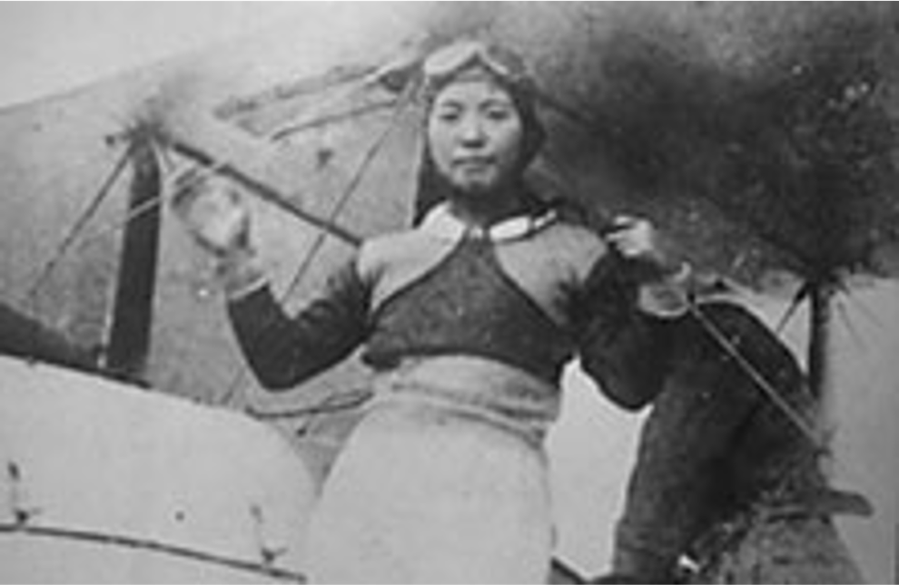 昭和8年（1933年）10月、郷土訪問飛行時の「西崎キクさん」