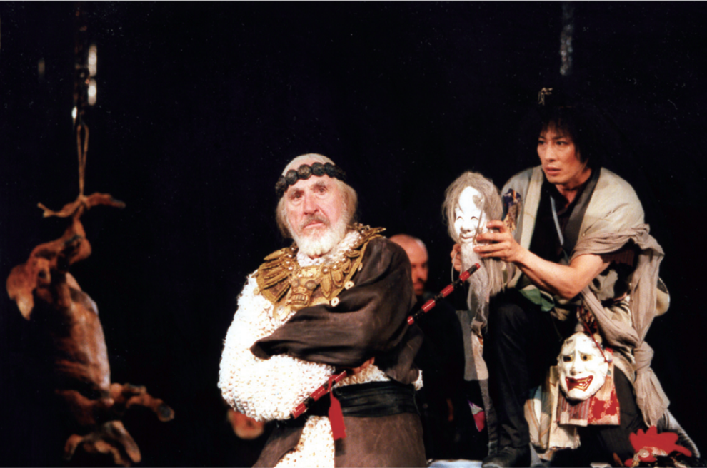 「彩の国シェイクスピア・シリーズ」第4弾『リア王』・1999年9月23日～10月11日（RSC 共同製作）※日英両国で上演。右手の男性が真田広之さん。