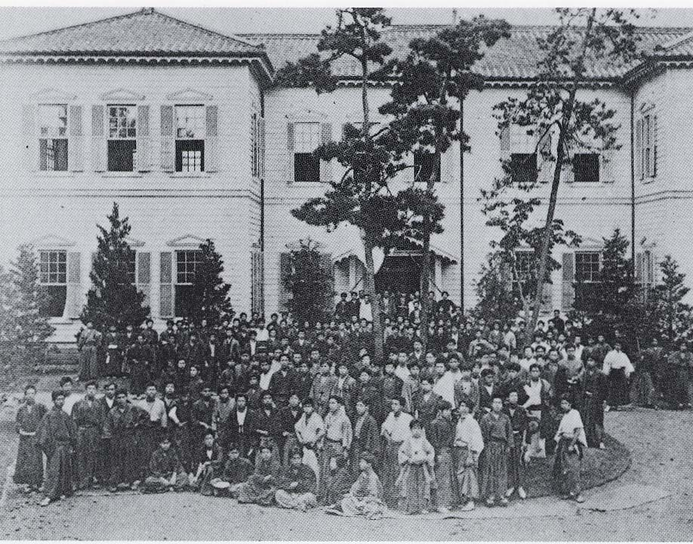 東京専門学校の校舎と学生たち（1884年5月）