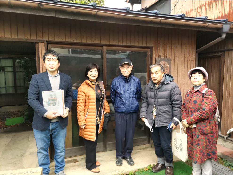 （左から）オレンジ色のジャケットの尾高浩羽先生、野村秀雄会長、蛭川隆司理事、田中様