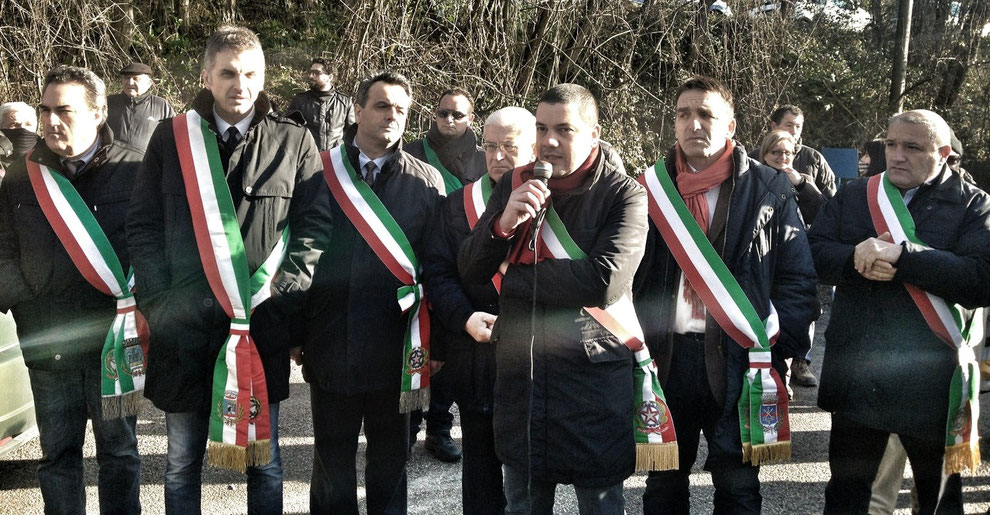 Sindaci con tanto di fascia tricolore nella prima manifestazione di protesta contro il decreto Clini nella piazza antistante l'impianto Saf di Colfelice