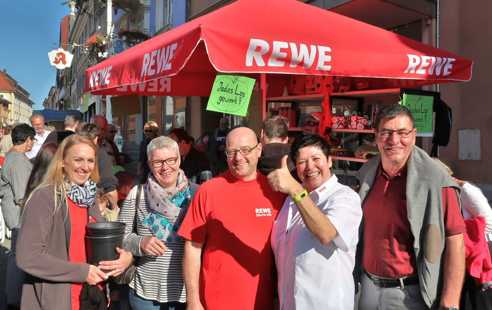 Viel Andrang herrschte am Stand der REWE-Märkte in Stockachs Oberstadt zugunsten der Bürgerstiftung. Abgebildet sind (von links): Natalie Fritschi (Mitarbeiterin von REWE mit einem Loseimer) und Karin Bacher (Bürgerstiftung), Manfred und Sabine Oberle (di