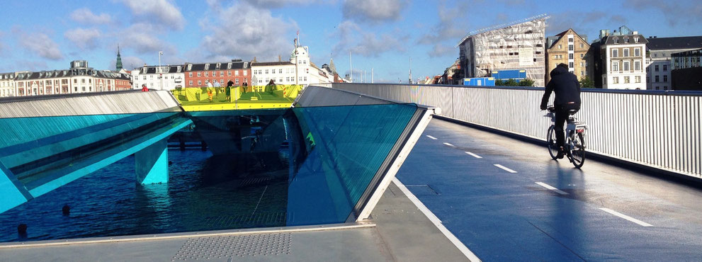 Fahrrad und Fussgängerbrücke über den Hafen in Kopenhagen