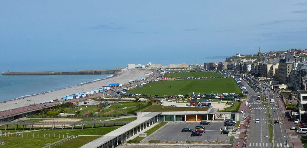 Vue sur la grande plage de Dieppe toujours depuis la terrasse du château