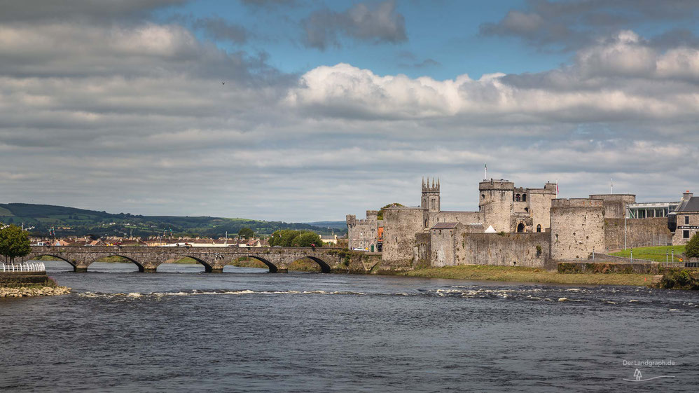 King John's Castle in Limerick mit Blick auf den Fluss Shannon 