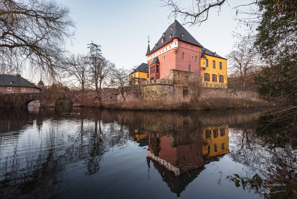 Schloss Burgau in Düren in der Eifel mit Spiegelung im Schlossgraben