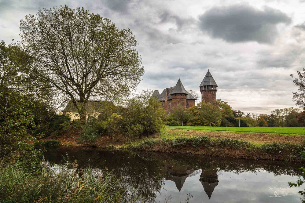 Burg Linn in Krefeld im Rheinland mit Spiegelung des Burgturms im Burgraben (Architekturfotografie Burgen & Schlösser)