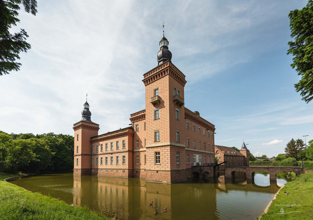 Schloss Gracht in Erftstadt im Rheinland mit Schlossgraben