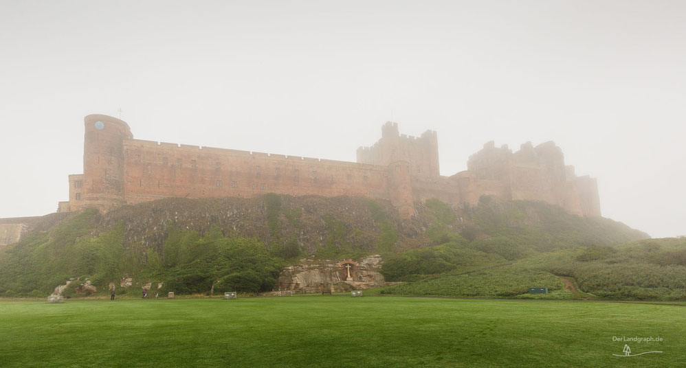 Bamburgh Castle in Northumberland, England bei Nebel