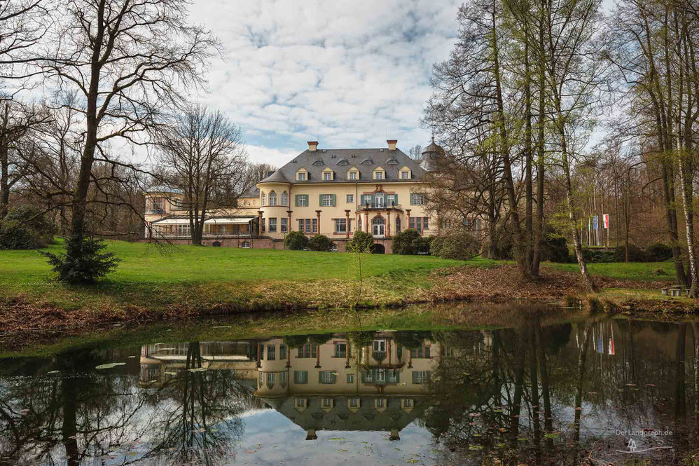 Schloss Wolfsbrunn in Hartenstein in Sachsen mit Spiegelung im Schlossteich