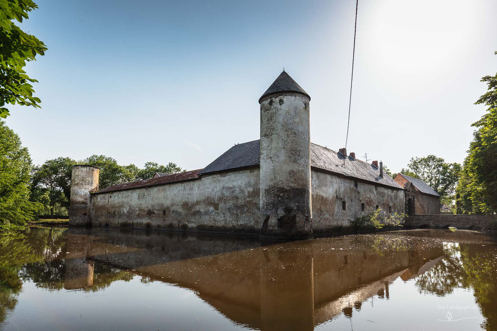 Weiße Burg Friesheim in Erftstadt im Rheinland mit Spiegelung im Wassergraben