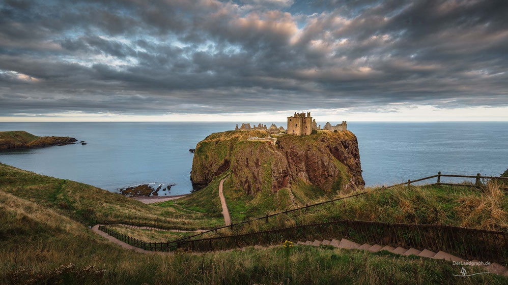 Ruine der Burg Dunnottar Castle in Stonehaven in Schottland in den Abendstunden bei untergehender Sonne (Architekturfotograf Burgen & Schlösser)