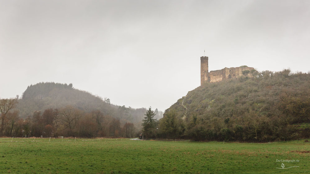 Ruine der Burg Ardeck in Holzheim am Rhein in Rheinland-Pfalz bei diesigem Wetter