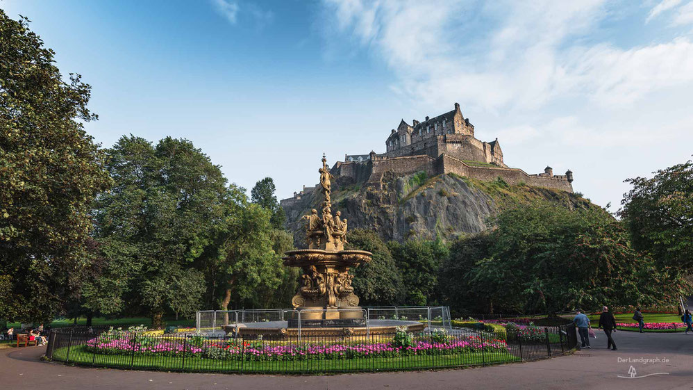 Höhenburg Edinburgh Castle in Schottland mit Schlossgarten