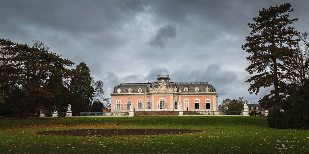 Das rosa Schloss Benrath in Düsseldorf im Rheinland mit Schlossgarten bei bewölktem Wetter