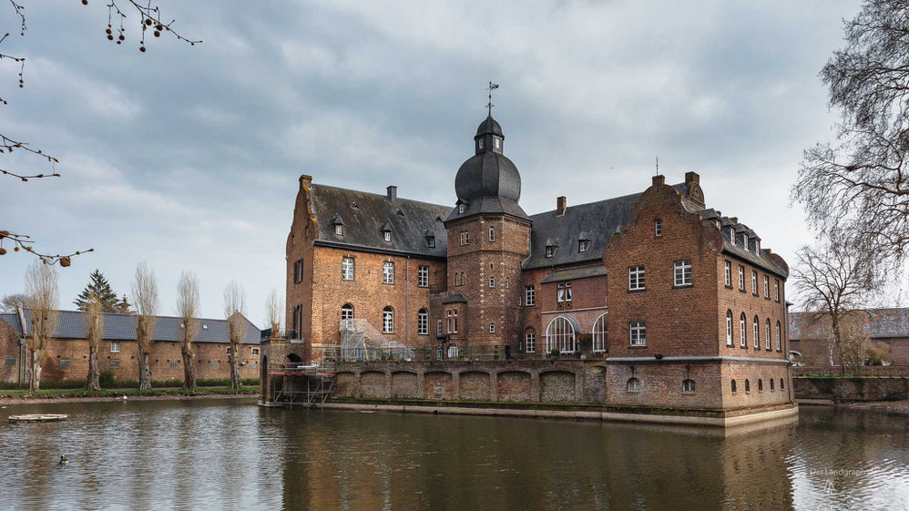 Burg Bergerhausen in Kerpen im Rheinland mit Burggraben (Architekturfotografie Burgen & Schlösser)