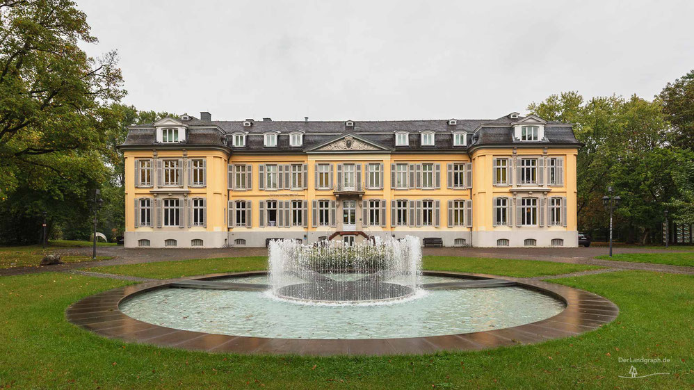 Schloss Morsbroich in Leverkusen im Rheinland mit Springbrunnen im Schlossgarten
