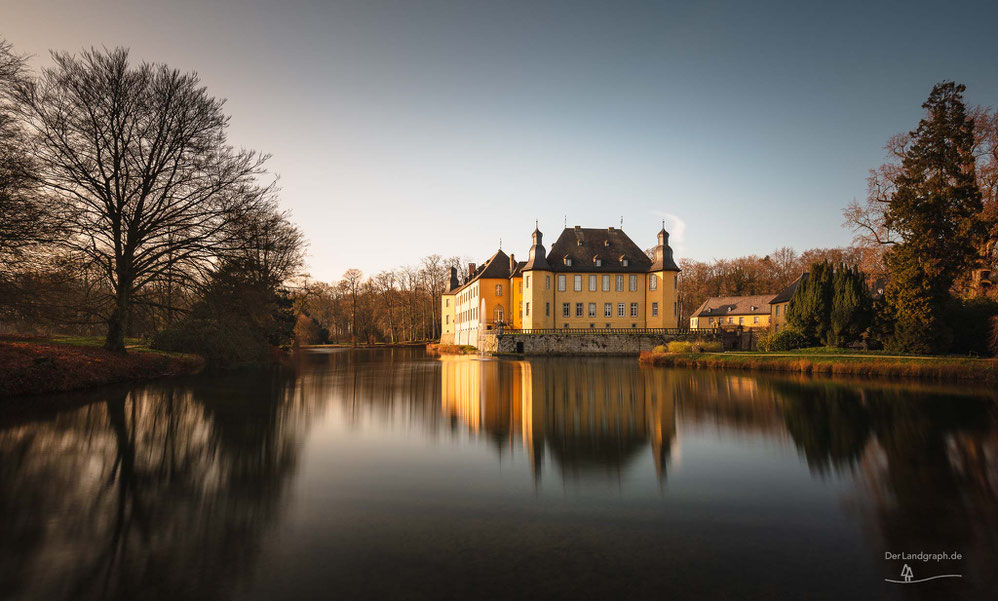 Langzeitbelichtung vom Schloss Dyck in Jüchen am Niederrhein mit Spiegelung im Schlossteich (Architekturfotograf Burgen & Schlösser)