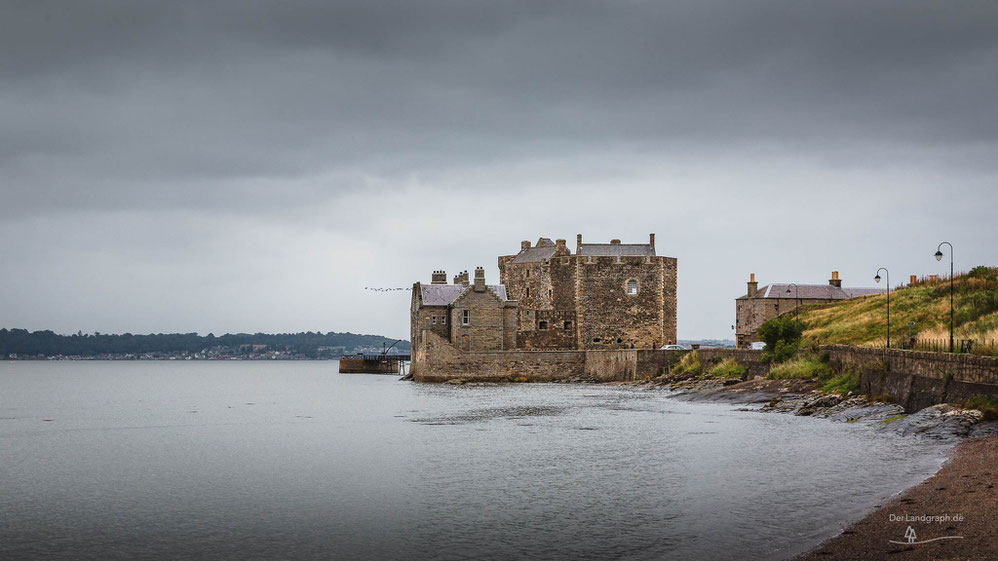 Blackness Castle in Schottland bei bewölktem Wetter mit einem Schwarm Vögel (Architekturfotograf Burgen & Schlösser)