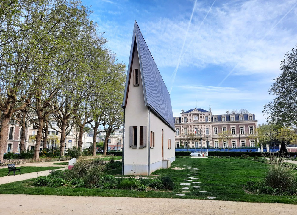 Dans le prolongement de la passerelle au-dessus du bassin, cette œuvre créée en 2022 dans le cadre de "Un Eté au Havre" s'appelle Narrow House