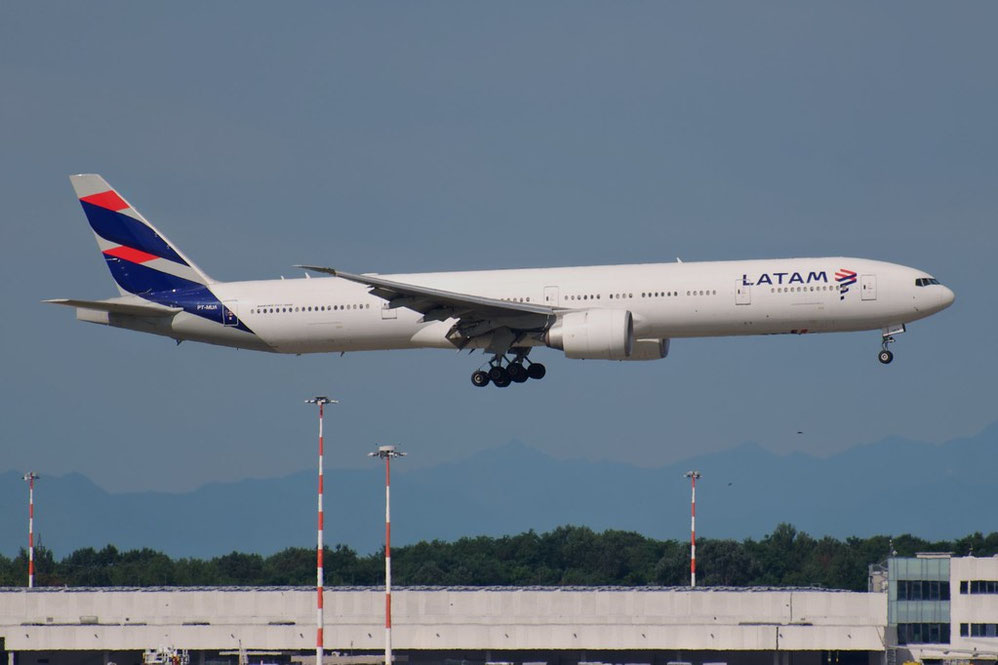 PT-MUA Boeing 777-32WER 37664 727 GE90-115B  LATAM Airlines Brasil 2008 @ Milano Malpensa MXP 07 2025 © Piti Spotter Club Verona