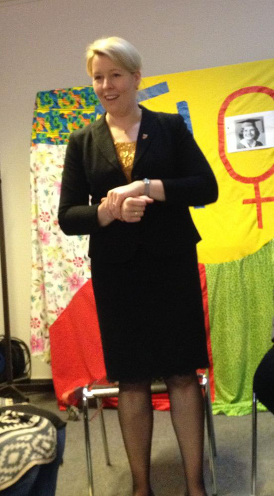Die Bezirksburgermeisterin Frau Dr Franziska Giffey Und Die Berliner Abgeordnete Frau Derya Caglar Mda Besuchen Tio Am 14 Dezember 2016 Tio E V Berlin