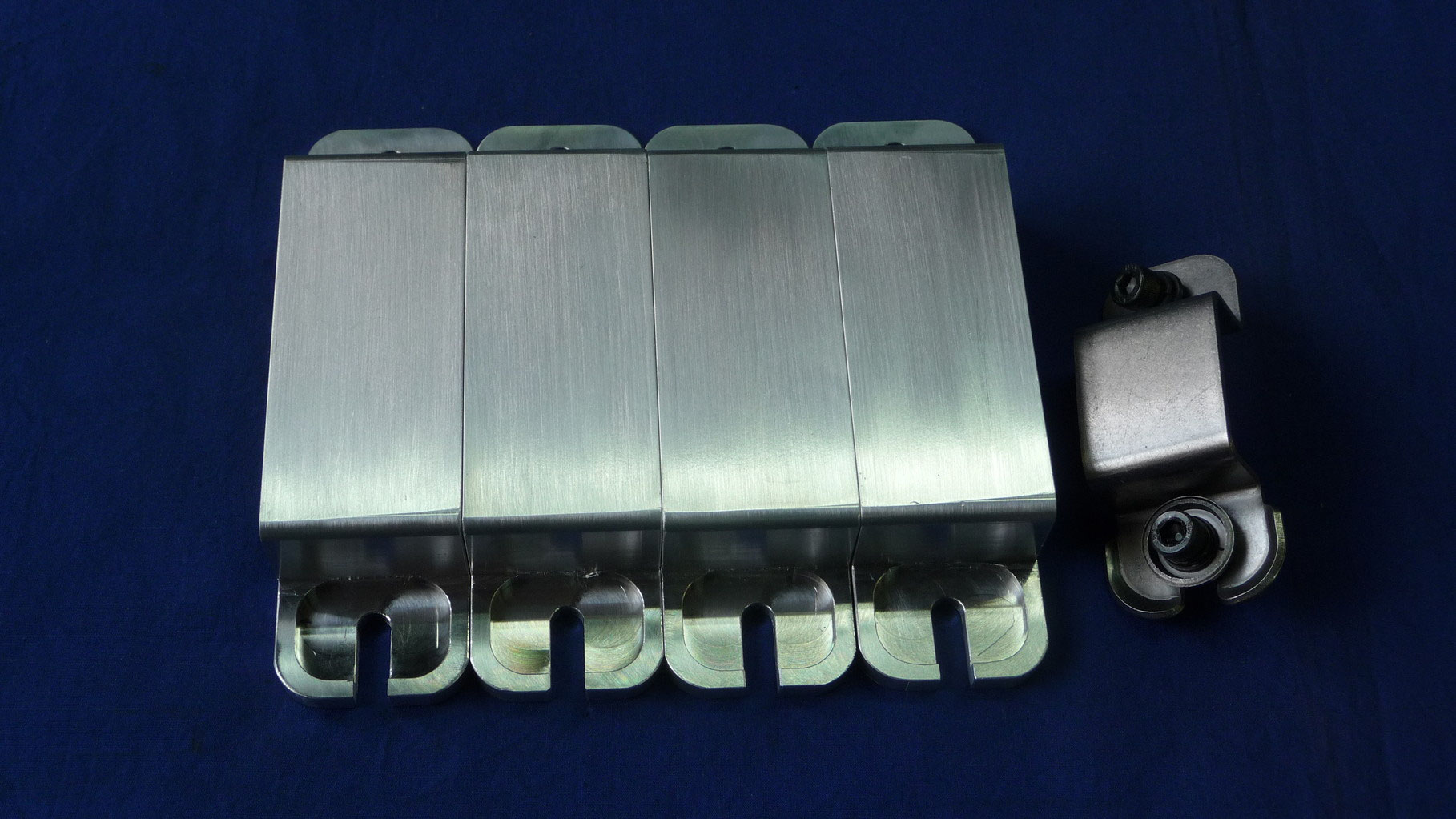 ルーフキャリアブラケット