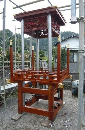 太鼓台の重、ソリ、四本柱 太鼓台の重、ソリ、四本柱