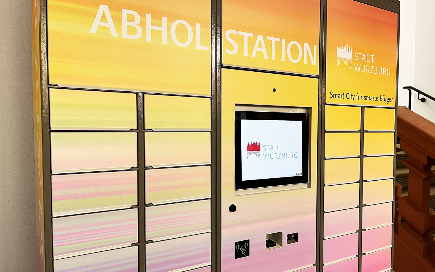 Folierung einer modernen Abholstation im Rathaus der Stadt Würzburg WÖRLE medien Partner für