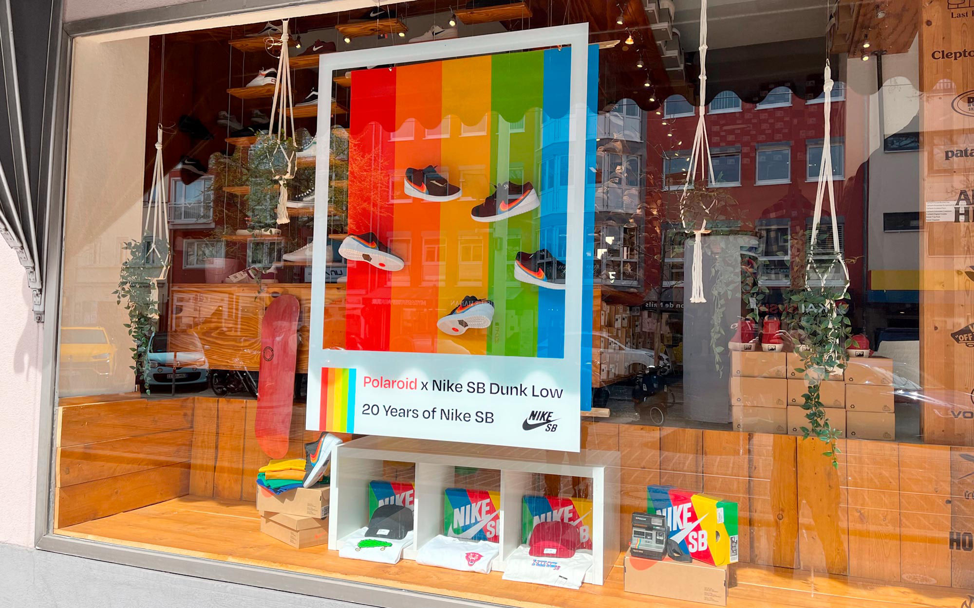Schaufensterbeklebung im Blowout Skateshop in Würzburg WÖRLE medien