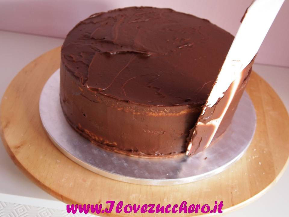 Ganache Al Cioccolato Per Copertura Ricetta Ganache Al Cioccolato Ilovezucchero Sito Dedicato Alla Pasta Di Zucchero Cake Design Cupcakes Cake Topper