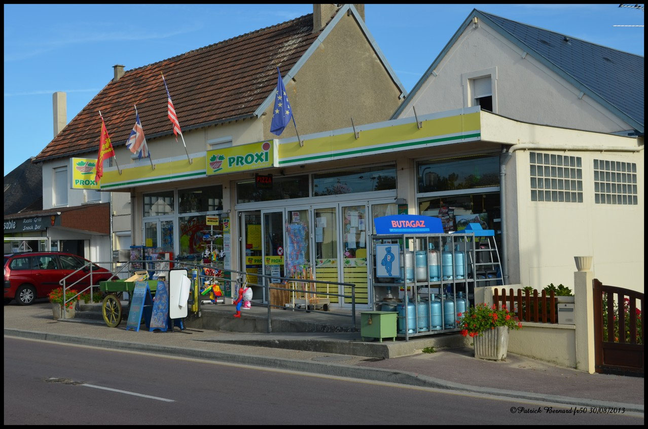 Les Artistes De Saint Germain Sur Ay Commerces Dans La Rue Principale De Saint Germain Sur Ay Plage Location Vacances Bord De Mer A Saint Germain Sur Ay Pour 5 A 6 Personnes
