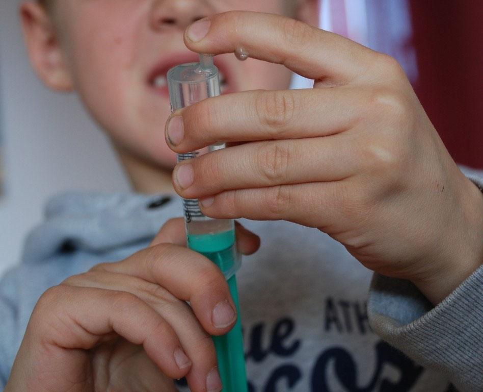 Luft zusammendrücken Nela forscht Naturwissenschaft für Kinder Luft zusammendrücken Nela forscht Naturwissenschaft für Kinder
