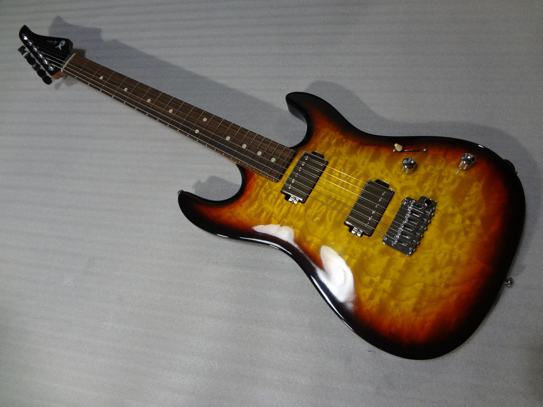 キルトメイプル Carve Top - ギターオーダーメイド承ります。お気軽にご相談下さい。
