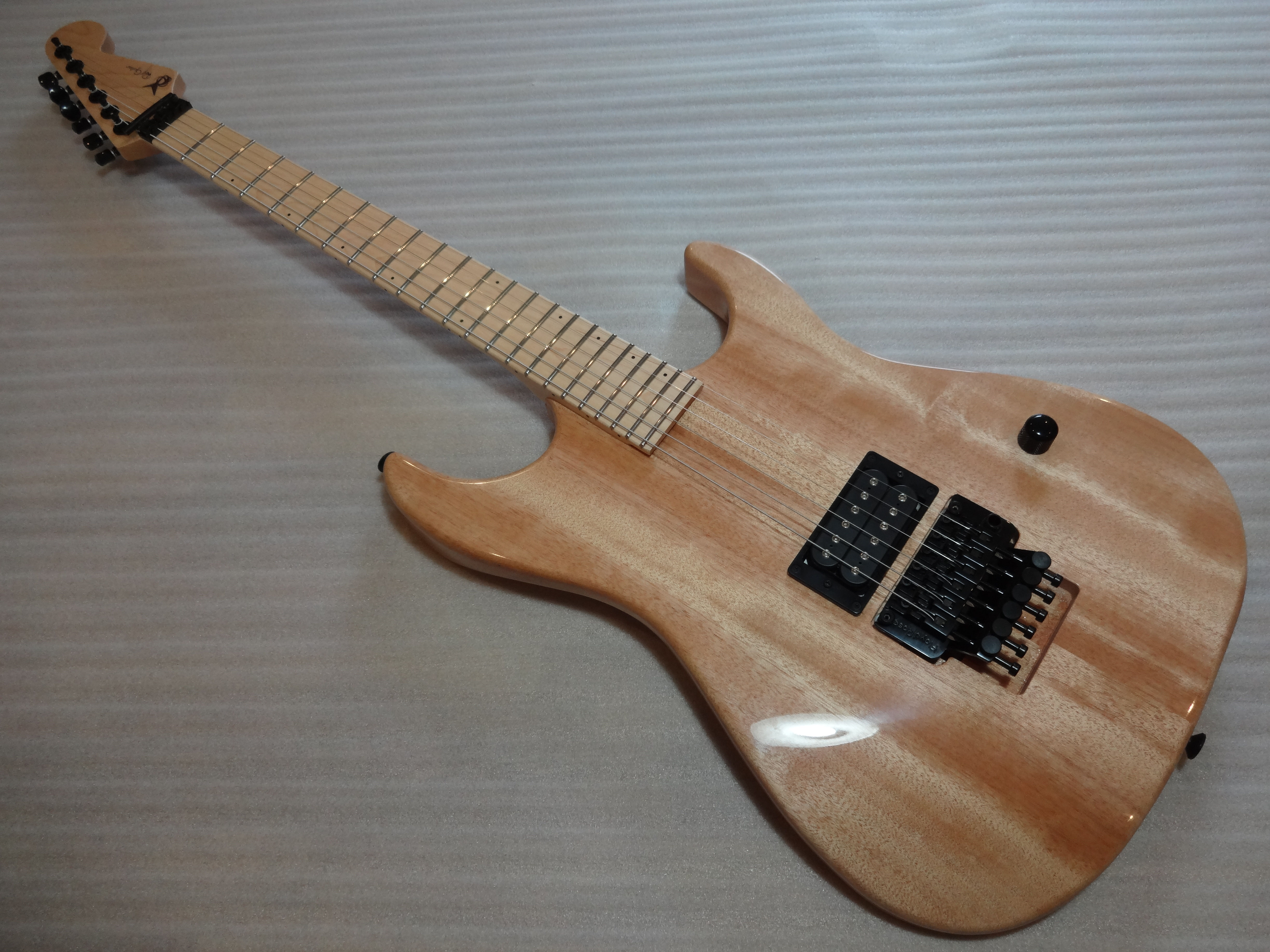 レリックエレキギター　トラ目メイプルネック　マホガニーボディラッカー塗装 レリックエレキギター トラ目メイプルネック マホガニーボディラッカー