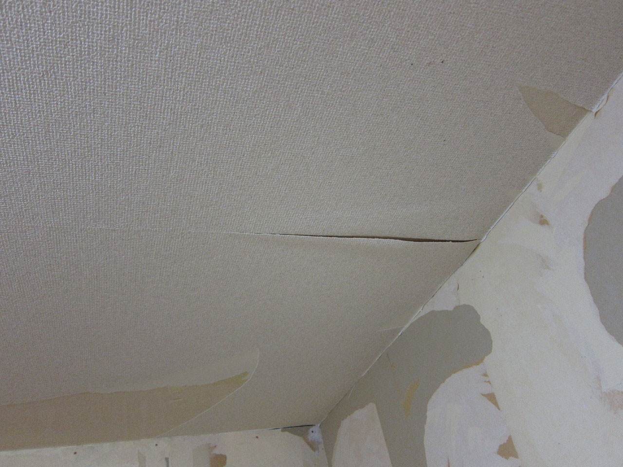 クロス 壁紙 の上貼りについて 原状回復工事は大阪のワークブル クロス 壁紙 の上貼りについて 原状回復工事は大阪のワークブル